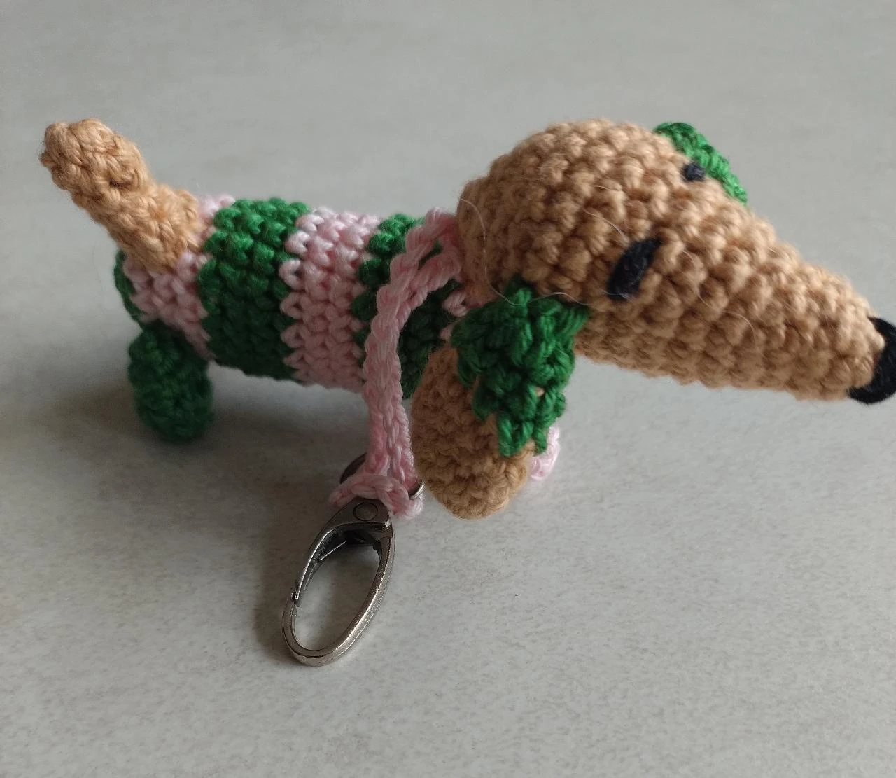 Colgante de llave hecho a mano con forma de dachshund, rosa y verde tejido a crochet – photo 5